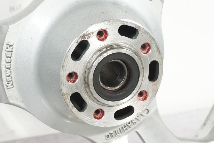 Baksidan på Fälg från en Kawasaki VN 1500 Mean Streak -2002 motorcykel.