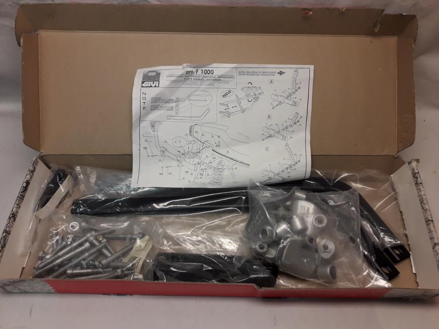 Framsidan på Topboxfäste från en Honda Diverse -2005 motorcykel.