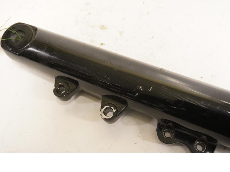 Baksidan på Gaffelben från en H-D Dyna Wide Glide FXDWG -2010 motorcykel.