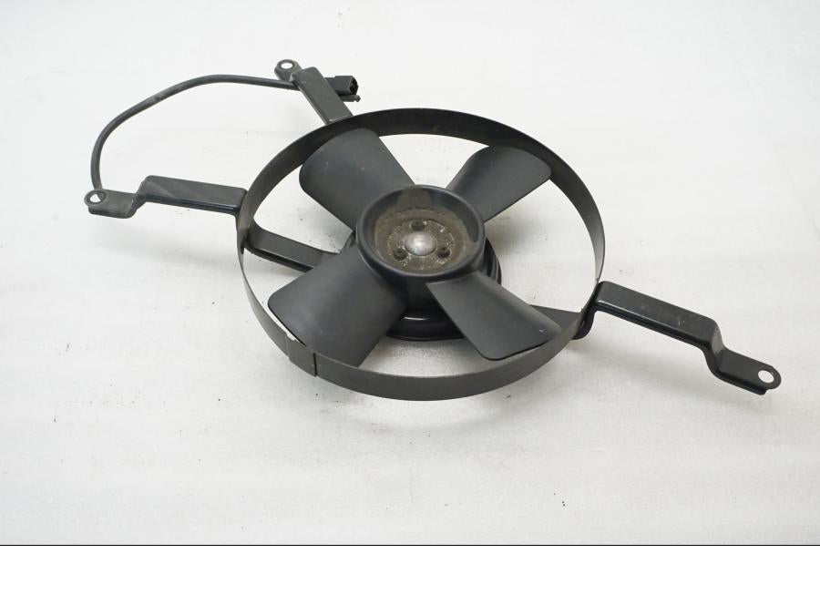 Baksidan på Vattenkylfläkt från en Yamaha XVZ 13TD -1999 motorcykel.