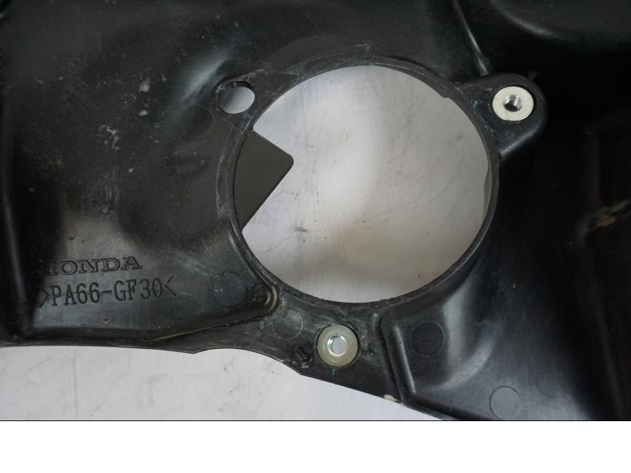 Snett nerifrån på Vattenkylfläktfäste från en Honda VFR 1200 -2010 motorcykel.