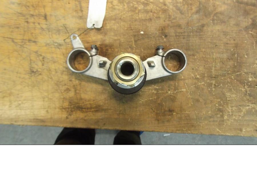 Baksidan på Gaffelkrona från en Suzuki SV 1000 -2004 motorcykel.