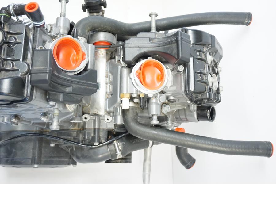 Snett uppifrån på Motor från en KTM 1290 Super Adventure R -2021 motorcykel.