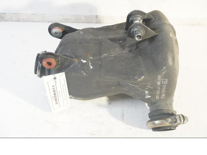 Framsidan på Mellanburk från en KTM 125 Duke -2017 motorcykel.