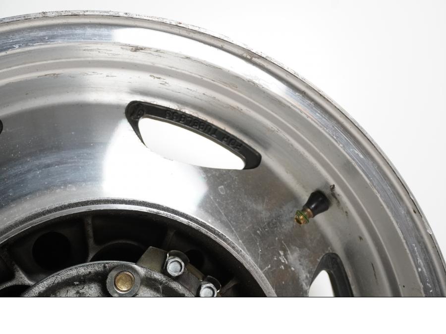 Extrabild4 på Fälg från en Suzuki VL 1500 -1998 motorcykel.