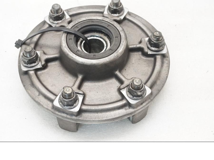 Framsidan på Drevfäste från en Triumph Daytona 675 -2008 motorcykel.