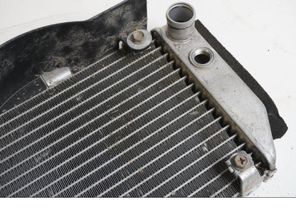 Snett nerifrån på Vattenkyl från en Honda VFR 800 -2005 motorcykel.