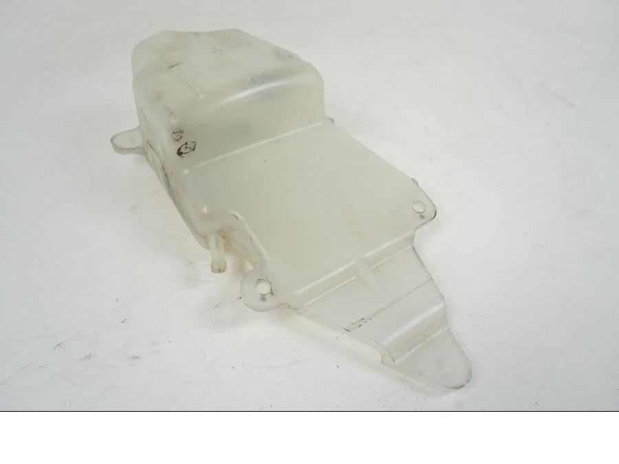 Baksidan på Vattenexpansionskärl från en Kawasaki VN 1500 Mean Streak -2002 motorcykel.