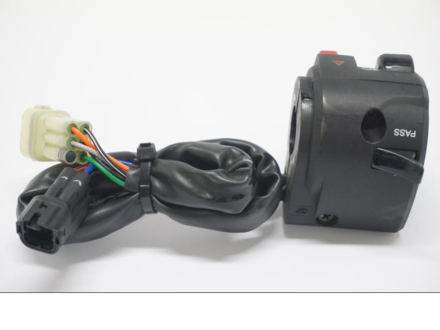 Baksidan på Styrelreglage från en Kawasaki Z 900 -2019 motorcykel.