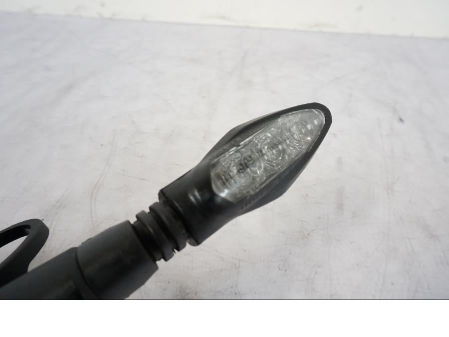 Snett nerifrån på Blinkers LED från en KTM 1290 Super Duke R -2021 motorcykel.