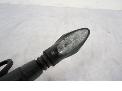 Snett nerifrån på Blinkers LED från en KTM 1290 Super Duke R -2021 motorcykel.