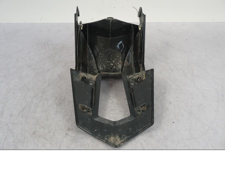 Snett uppifrån på Skylthållare från en KTM 1290 Super Adventure R -2018 motorcykel.