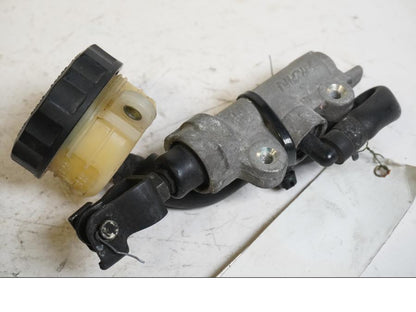 Baksidan på Bromshuvudcylinder från en Honda CBR 600 -1998 motorcykel.