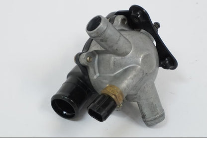 Snett nerifrån på Vattentermostathus från en Kawasaki VN 1500 -2002 motorcykel.