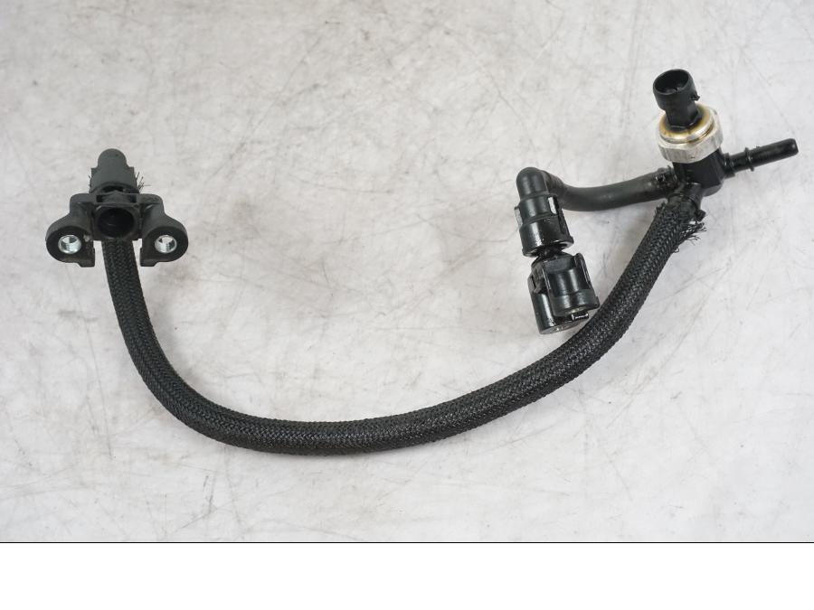 Baksidan på Fuel Rail från en Buell 1125 R -2008 motorcykel.