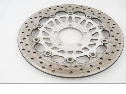 Framsidan på Bromsskiva från en Triumph Rocket III -2007 motorcykel.