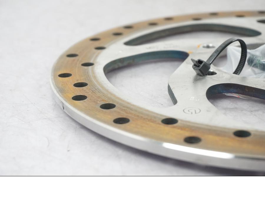 Snett uppifrån på Bromsskiva från en Ducati Multistrada V4 -2024 motorcykel.