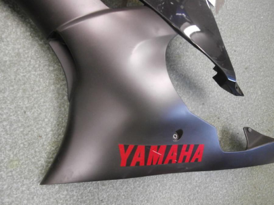Vänster sida på Sidkåpa från en Yamaha YZF R6 -2008 motorcykel.