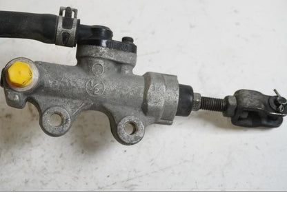 Vänster sida på Bromshuvudcylinder från en Suzuki GSF 1200 -2000 motorcykel.