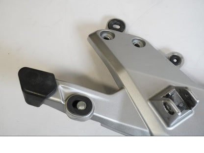 Snett uppifrån på Fotpinnefäste från en Honda CTX 1300 -2014 motorcykel.