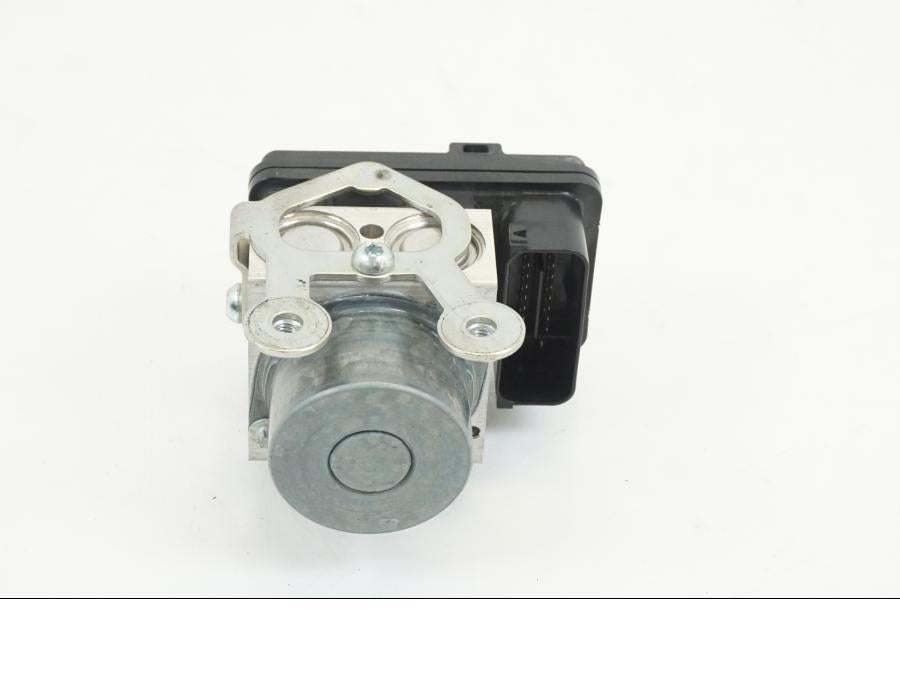 Vänster sida på ABS Modulator från en Yamaha MT-10 -2018 motorcykel.