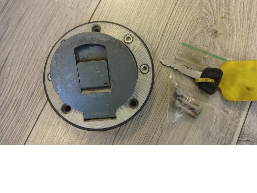 Framsidan på Tanklock från en Yamaha YZF 1000 R -2001 motorcykel.