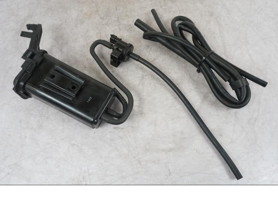 Framsidan på Fuel Evap System från en KTM 1290 Super Duke R -2022 motorcykel.