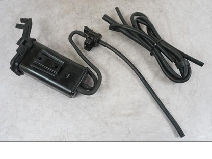 Framsidan på Fuel Evap System från en KTM 1290 Super Duke R -2022 motorcykel.