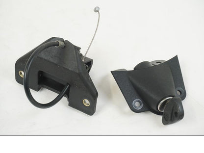 Framsidan på Sadellåsmekanism från en BMW F 650 CS -2002 motorcykel.