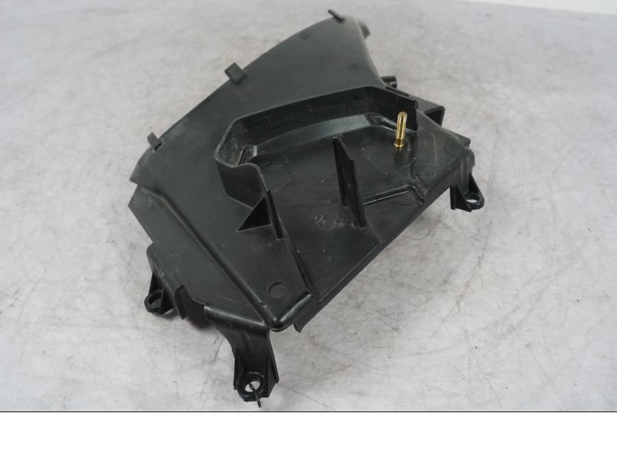 Snett nerifrån på Luftvinge från en Buell 1125 R -2008 motorcykel.