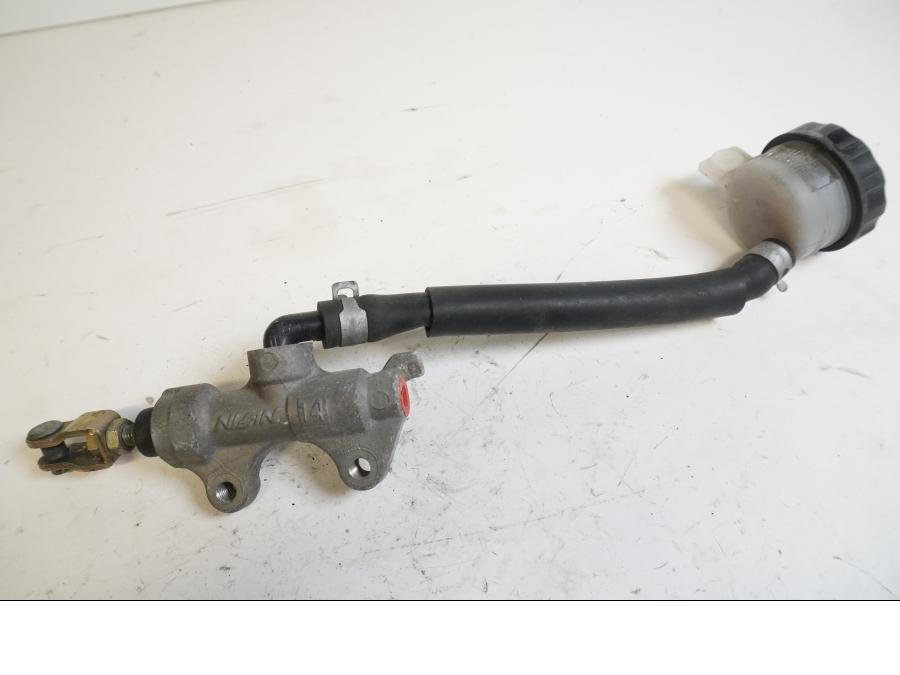 Framsidan på Bromshuvudcylinder från en Yamaha MT-09 Tracer -2016 motorcykel.