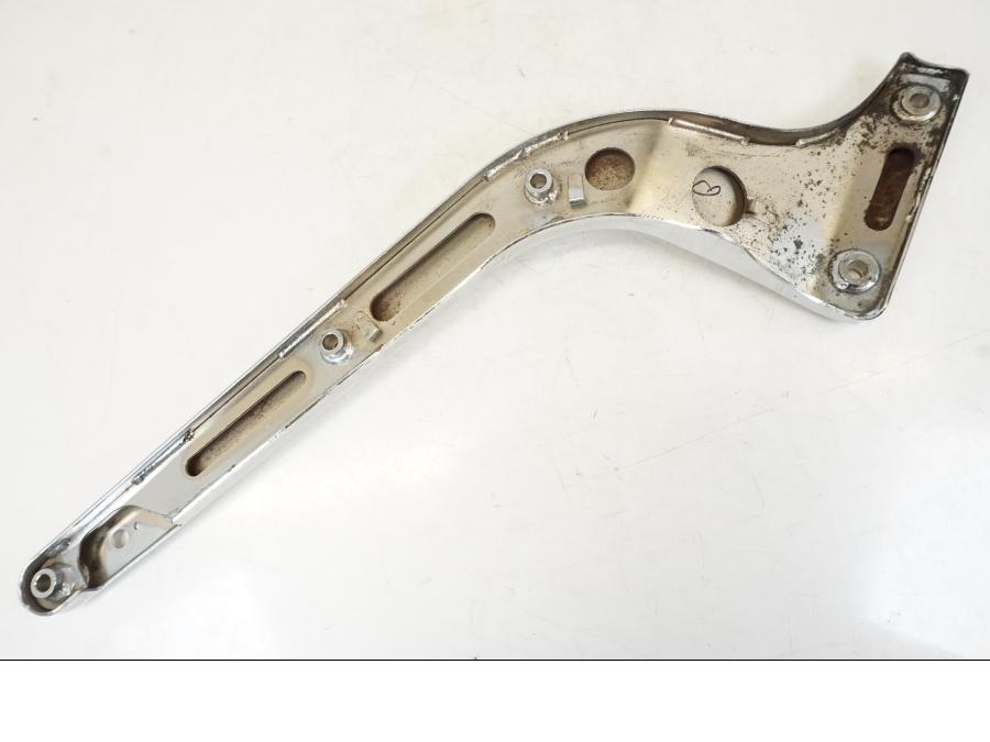 Snett nerifrån på Bakskärmstag från en Kawasaki VN 800 -2000 motorcykel.