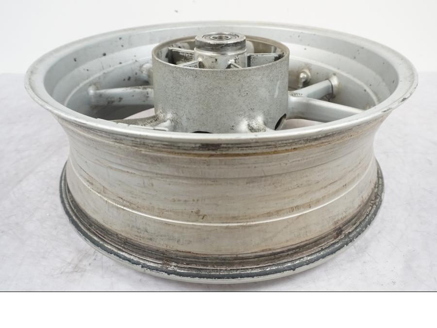 Snett uppifrån på Fälg från en Triumph Tiger -2009 motorcykel.