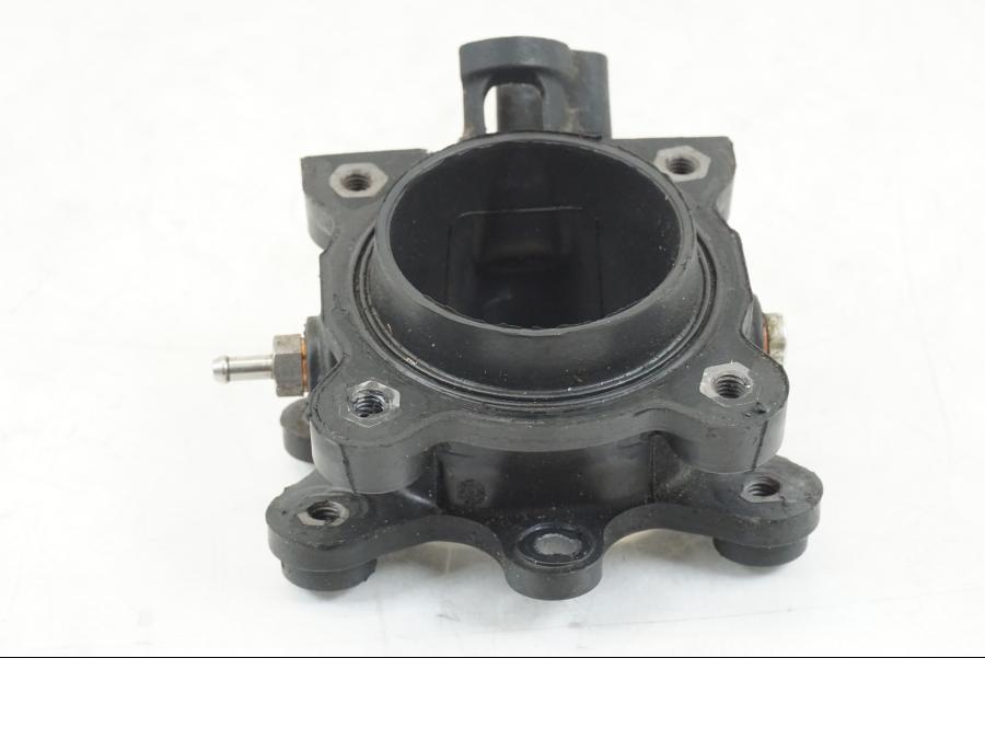 Baksidan på Insug från en Ducati Hyperstrada -2013 motorcykel.