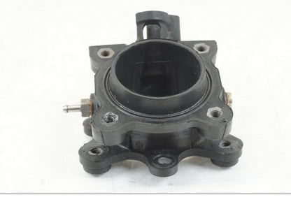 Baksidan på Insug från en Ducati Hyperstrada -2013 motorcykel.