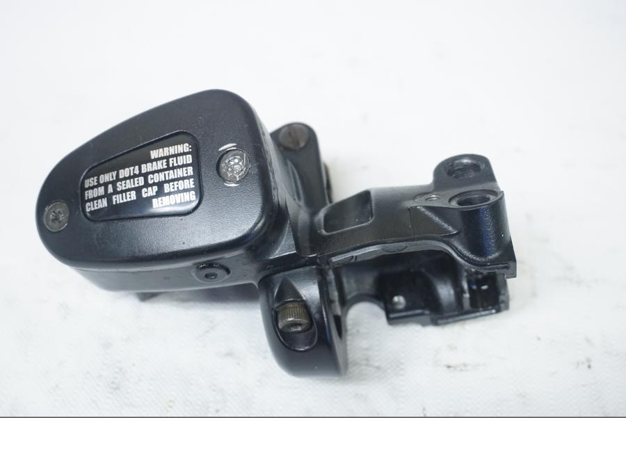 Framsidan på Bromshuvudcylinder från en Triumph Bonneville -2001 motorcykel.