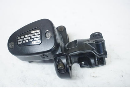 Framsidan på Bromshuvudcylinder från en Triumph Bonneville -2001 motorcykel.