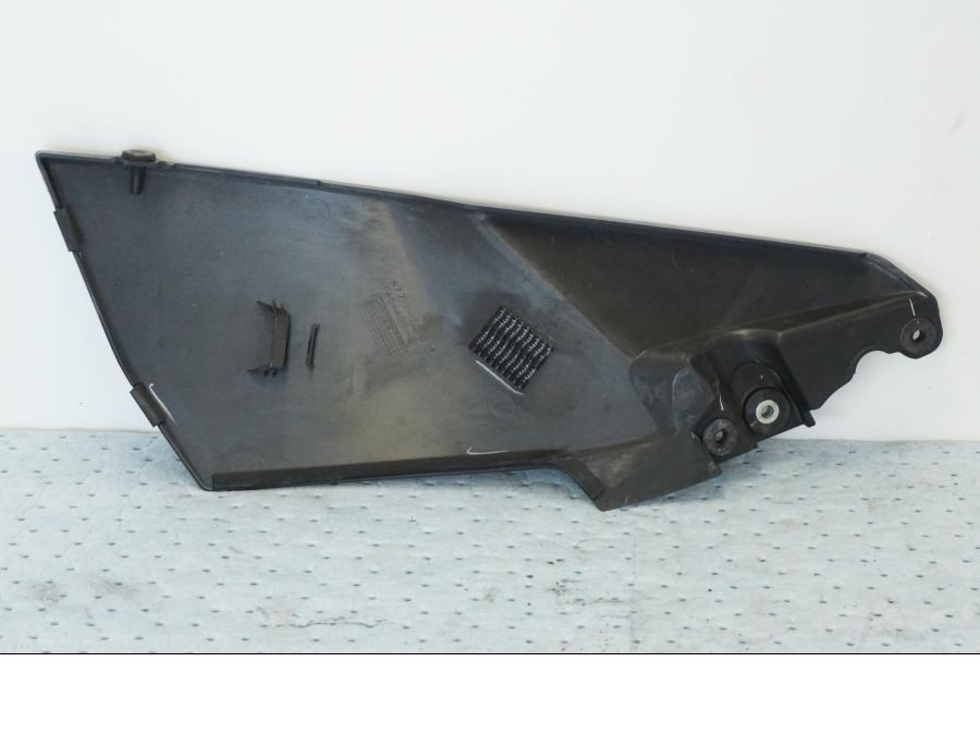 Snett nerifrån på Bensintankskåpa från en Suzuki GSX 1300 BK -2008 motorcykel.