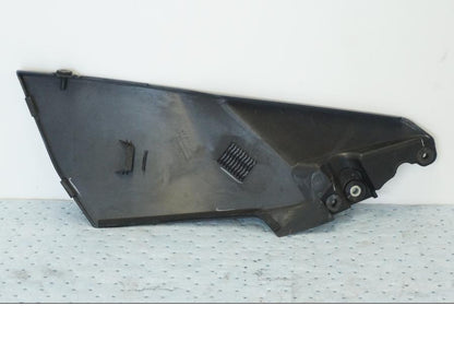 Snett nerifrån på Bensintankskåpa från en Suzuki GSX 1300 BK -2008 motorcykel.