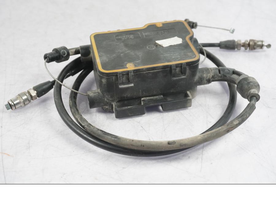 Snett uppifrån på Vajerfördelare från en BMW R 1200 GS -2005 motorcykel.