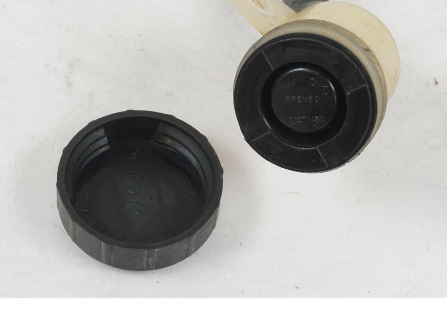 Snett uppifrån på Bromsvätskebehållare från en BMW F 800 GS -2008 motorcykel.