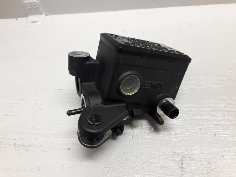 Baksidan på Bromshuvudcylinder från en Yamaha XSR 900 -2016 motorcykel.