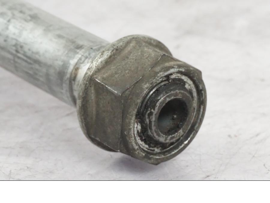 Höger sida på Axel från en Honda NT 650 V -2002 motorcykel.