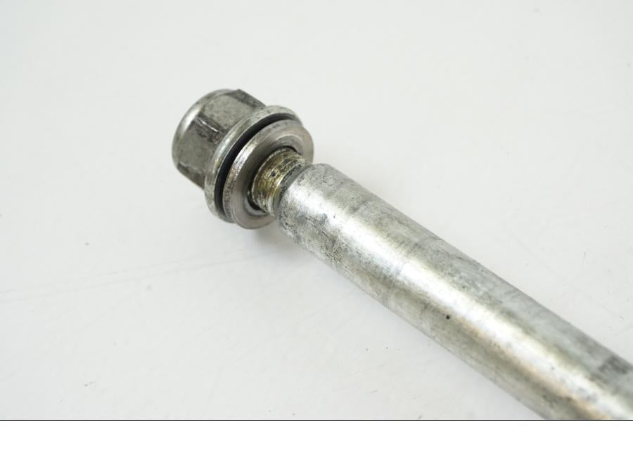 Snett uppifrån på Axel från en Suzuki GSX 600 F -1998 motorcykel.