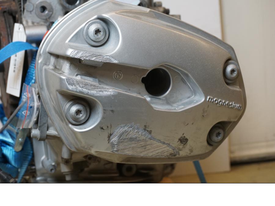 Snett uppifrån på Motor från en BMW R 1200 GS -2005 motorcykel.