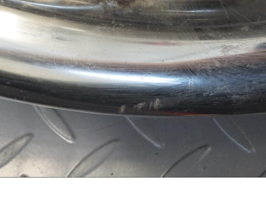 Snett nerifrån på Fälg från en H-D Touring Road King Classic FLHRCI -2008 motorcykel.