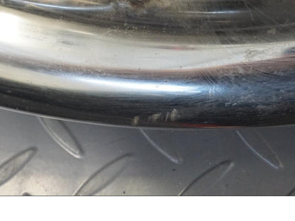 Snett nerifrån på Fälg från en H-D Touring Road King Classic FLHRCI -2008 motorcykel.