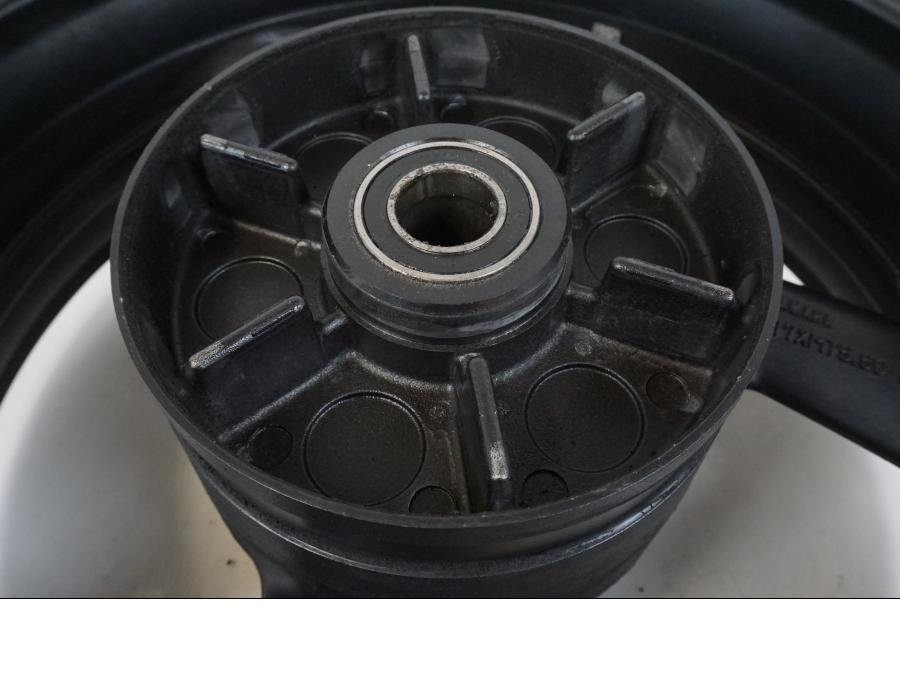 Snett nerifrån på Fälg från en Yamaha XJR 1300 -2002 motorcykel.