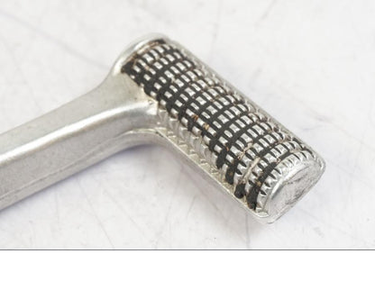 Snett uppifrån på Bromspedal från en Suzuki GSX 1300 RX -1999 motorcykel.