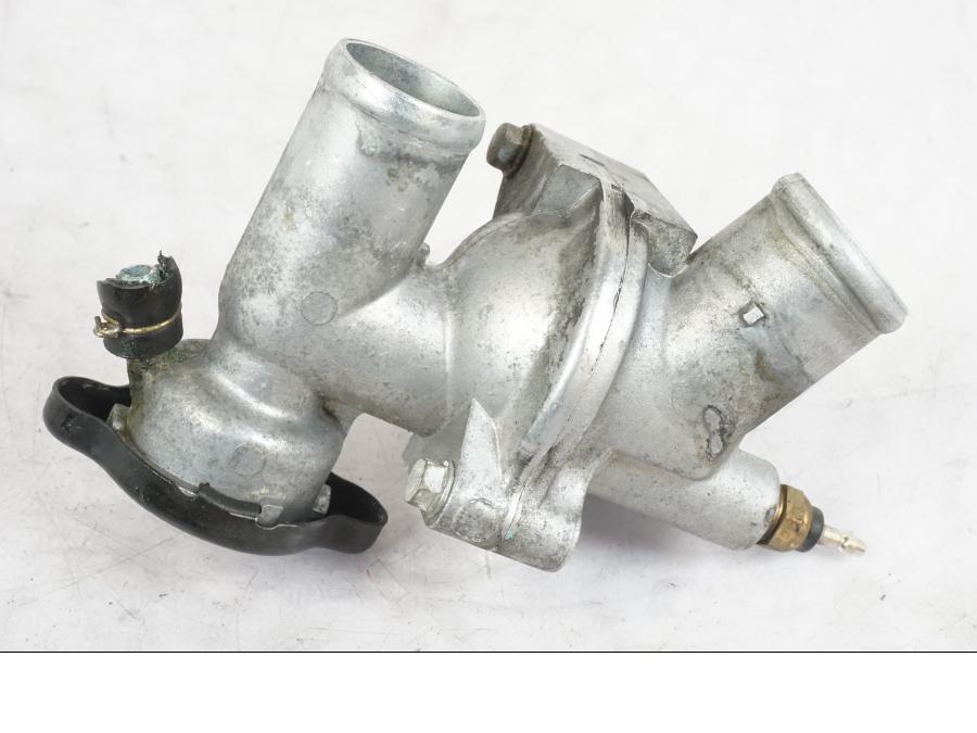 Framsidan på Vattentermostathus från en Honda CBR 1000 F -1999 motorcykel.